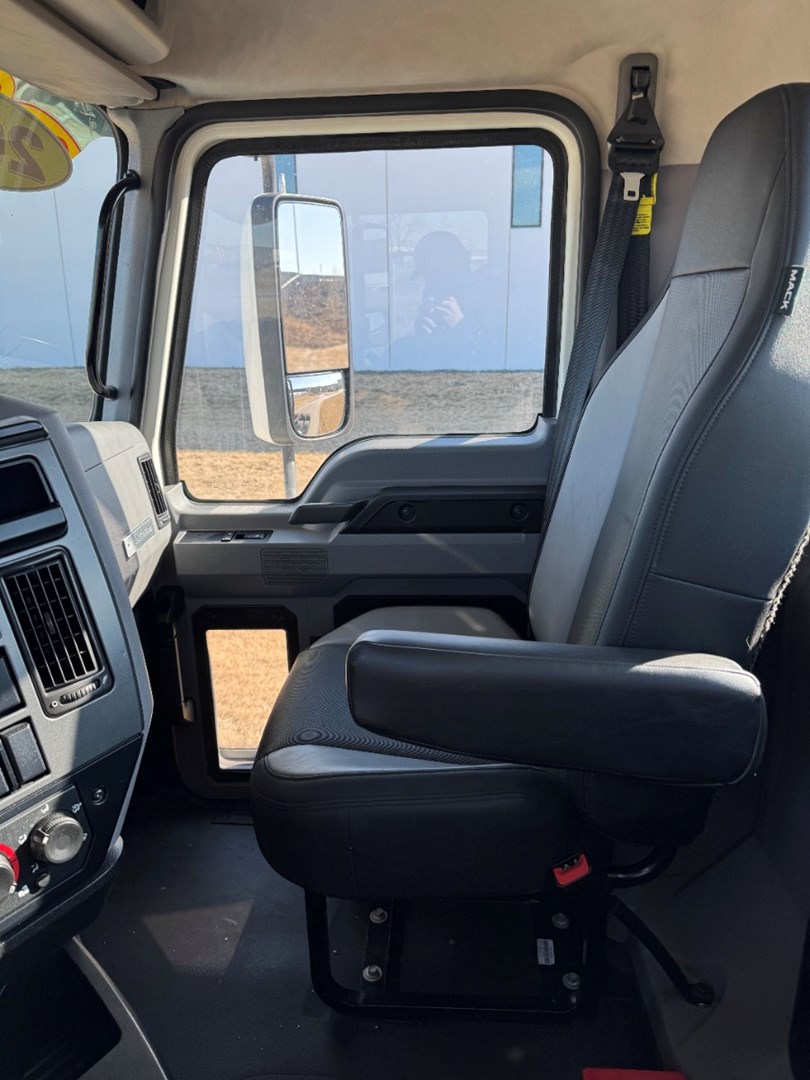 2021 MACK AN64T - USED TRUCKS DAY CAB - image 17